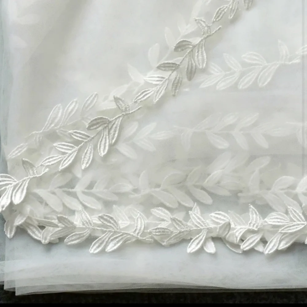 Elegant White Bridal Veil with Lace - Picture 4 of 4